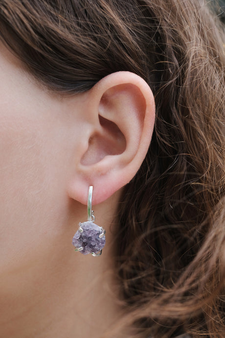 Серьги с темным аметистом с посеребрением висячие onesize DA-1