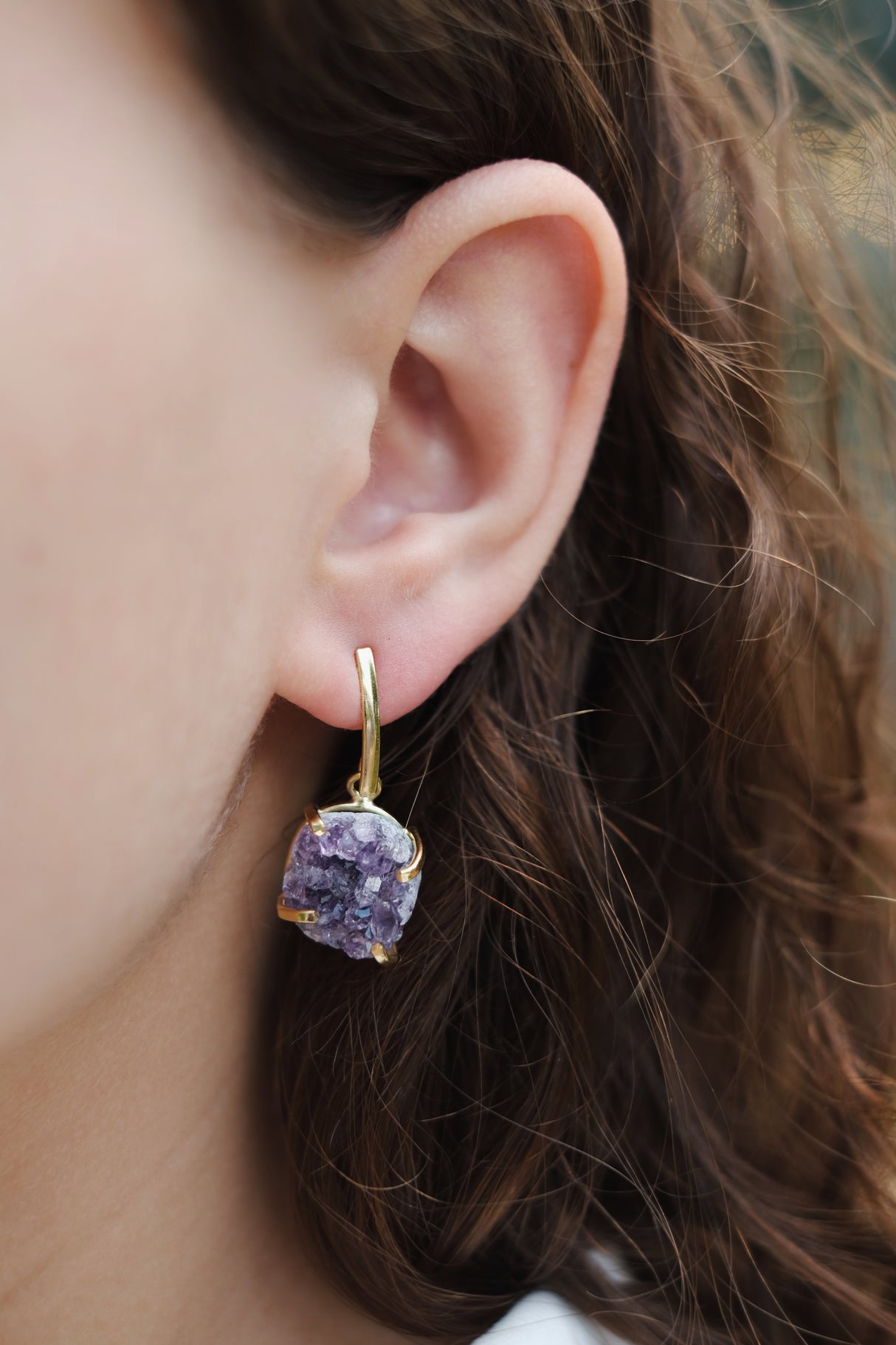 Серьги с темным аметистом с позолотой висячие onesize DA-1