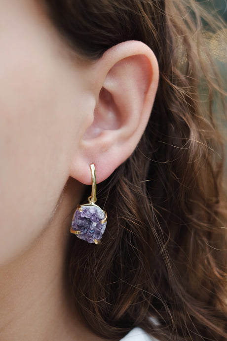 Серьги с темным аметистом с позолотой висячие onesize DA-1
